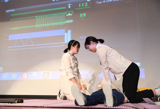 지난 15일 서울시 강북구청에서 열린 '강북구 심폐소생술 경연대회'에 참가한 학생들이 심폐소생술을 실시하고 있다. [연합뉴스]