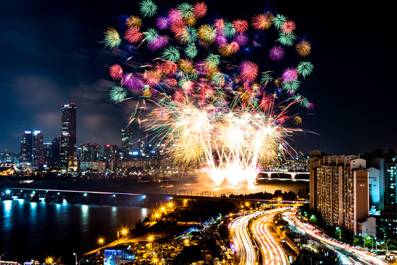 지난해 서울 여의도 한강공원에서 열린 ‘서울세계불꽃축제 2016’ 모습. ‘서울 하늘에 핀 무지개꽃 그리고 불꽃’이란 이름의 이 작품은 빨강·녹색·보라·노란색으로 높은 상공에서 터지는 불꽃과 그 아래에서 화려하게 터지는 불꽃이 어우러졌다. [사진 한화]