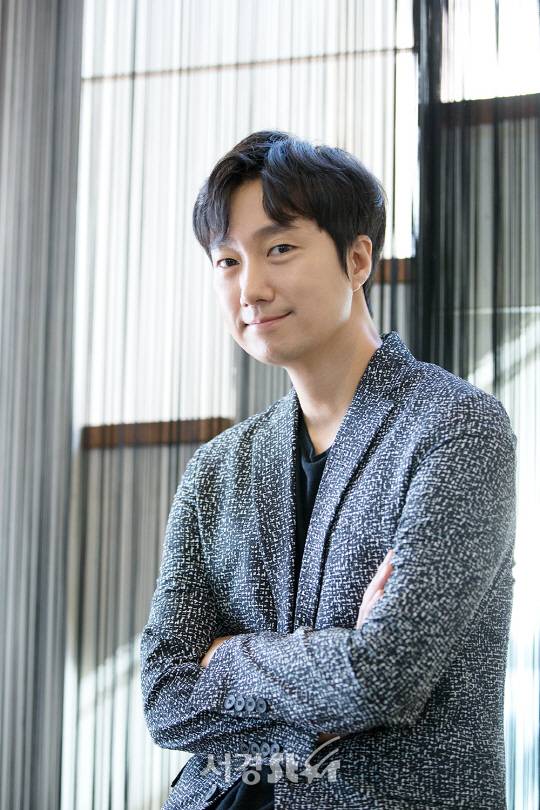 배우 박해일이 최근 서울 종로구 한 카페에서 서경스타와의 인터뷰에 앞서 포즈를 취하고 있다. /사진=조은정 기자