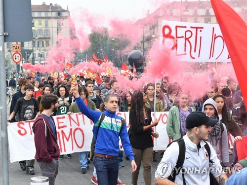 이탈리아 청년들이 29일 이탈리아 토리노에서 열린 주요7개국(G7) 노동장관 회의에서 항의 행진을 벌이고 있다. [EPA=연합뉴스]