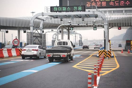 하이패스 전용차로를 잘못 들어설 경우 당황할 필요없이 출구 톨게이트 수납원에게 관련 사실을 얘기하고 정확한 요금을 내면 된다. [중앙포토]