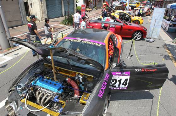 대구시 중구 남산동 자동차부속골목에서 '2016 대구 스트리트 모터 페스티벌'이 열려 시민들이 전시된 차량을 관람하고 있다. [프리랜서 공정식]