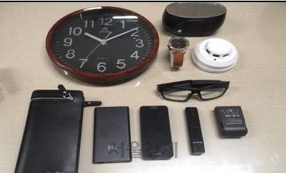 벽시계, 탁상시계, 손가방, 안경, 화재경보기 등으로 위장한 몰래카메라 압수물품들이 전시되어 있다. /사진제공=서울경찰청