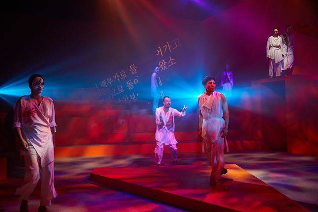 서울예술단의 ‘꾿빠이, 이상’은 관객이 객석에 앉아 정면에 위치한 무대에 시선을 고정하는 방식에서 탈피했다. 객석은 무대가 됐고, 무대가 곧 객석이었다. 서울예술단 제공