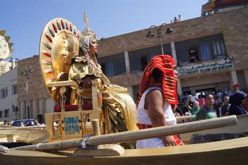 (알렉산드리아=연합뉴스) 한상용 특파원 = 30일(현지시간) 오후 이집트 제2의 도시 알렉산드리아에서 고대 파라오 여왕인 클레오파트라와 고대 이집트 군인, 여궁 분장을 한 이집트인들이 도로에서 퍼레이드를 하고 태양선을 본 떠 만든 보트를 타는 등 '클레오파트라 축제'를 진행하고 있다. gogo213@yna.co.kr