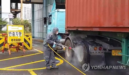 (서울=연합뉴스) 지난달 28∼29일 '살인 개미'로 불리는 맹독성 붉은 독개미 1천여 마리가 국내 처음으로 발견된 부산항 감만부두에서 지난 1일 농림축산검역본부 관계자들이 방역작업을 벌이고 있다. 2017.10.2 [농림축산검역본부 제공=연합뉴스]      photo@yna.co.kr