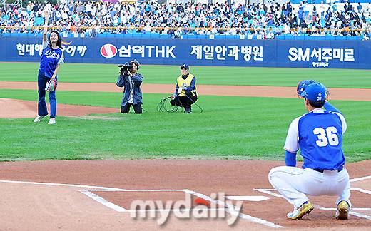 ▲이승엽 은퇴경기 시구하는 이송정
