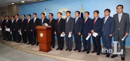 정갑윤 등 자유한국당 의원들이 지난달 28일 오전 서울 여의도 국회 정론관에서 박근혜 전 대통령에 대한 검찰의 추가 구속영장 청구의 부당성을 지적하는 기자회견을 하고 있다. /사진=이동훈 기자