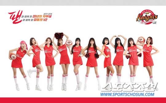 SK 치어리더팀. 김솔지, 박한솔, 신유미, 최하윤, 이한글, 안지현, 양수진, 김한나, 박혜린, 윤현정(왼쪽부터)