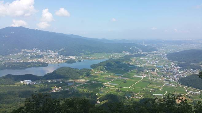 호남정맥 경각산에서 전주 방향으로 내려다 본 경치 [사진 부산대 김동필 교수}