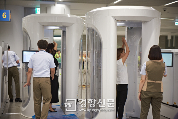 인천공항 제2여객터미널에 설치된 원형 검색기|인천국제공항공사 제공