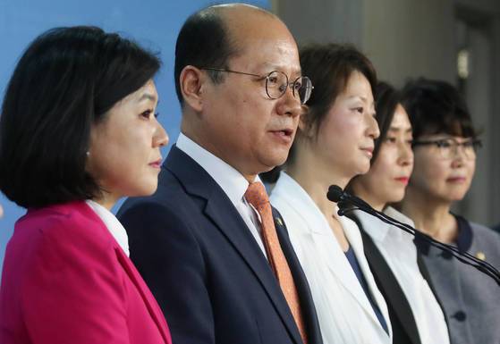 자유한국당 류여해 최고위원(왼쪽 첫번째), 이종명 의원(왼쪽 두번째)을 비롯한 여성특위 위원들이 9월 25일 오후 국회 정론관에서 군형법 92조의 6폐지 반대 성명을 발표하고 있다. [연합뉴스]