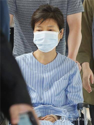 박근혜 전 대통령이 지난 8월 30일 진료를 받은 뒤 휠체어를 타고 서울 성모병원을 나서는 모습. [연합뉴스 자료사진]