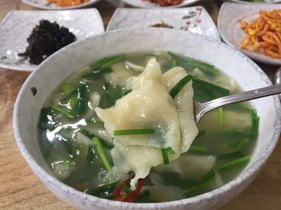 손수 뜬 수제비가 넉넉히 들어있다. 쫀득쫀득 씹는 맛이 좋다.