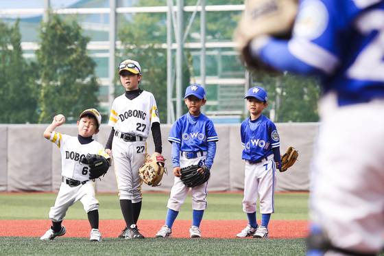 경기 시작 전 두 야구단이 합동 연습을 했다. 포지션별로 위치한 뒤 감독의 펑고(fungo)를 받았다. 김경록 기자