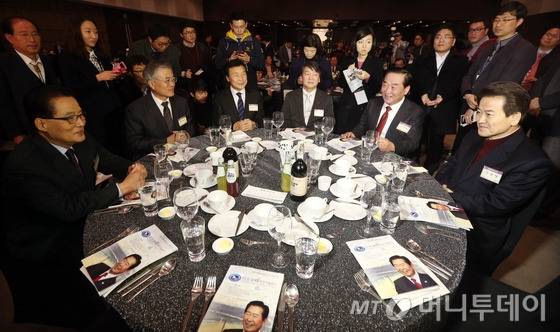 (서울=뉴스1) 허경 기자 5일 오후 서울 영등포구 여의도동 63시티에서 열린 김대중 전 대통령 노벨평화상 수상 13주년 기념 특별강연 및 만찬에 참석자들이 대화를 나누고 있다.왼쪽부터 박지원 민주당 의원, 문재인 의원, 손학규 상임고문, 안철수 무소속 의원, 서청원 새누리당 의원, 정동영 민주당 상임고문. 2013.12.5/뉴스1