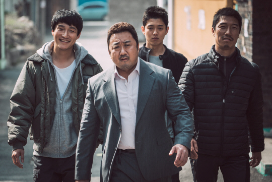 영화 ‘범죄도시’ 강력반 형사 단체 스틸 컷, 맨 오른쪽에서 두번째 뒤편에 막내 강홍석(하준 분)이 서 있다.