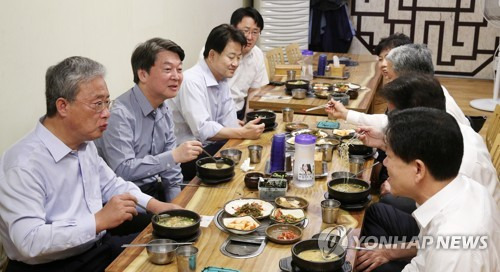 (서울=연합뉴스) 김도훈 기자 = 국민의당 안철수 대표, 김동철 원내대표 등을 비롯한 중진 의원들이 26일 오전 국회 인근 식당에서 청와대 회동 관련 의견수렴을 위한 조찬 모임을 갖고 있다. 2017.9.26      superdoo82@yna.co.kr