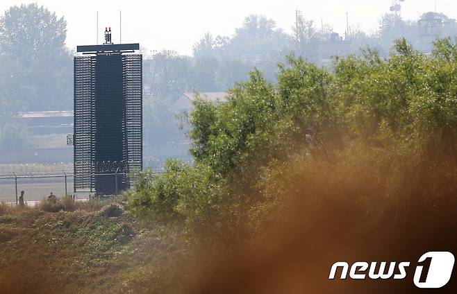 북한의 노동당 창건일을 하루 앞둔 9일 오전 경기도 평택시 오산공군기지에 장거리 대공 감시 레이더(AN/TPS-59)가 배치되어 있다. 2017.10.9/뉴스1 © News1 오장환 기자