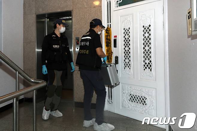 딸의 친구를 살해하고 시신을 유기한 혐의를 받는 '어금니 아빠' 이모씨(35)에 대한 2차 피의자 조사를 마친 9일 서울 중랑구 이씨의 자택에서 경찰과학수사 대원들이 추가 살인 증거 확보를 위해 이동하고 있다.  © News1 황기선 기자