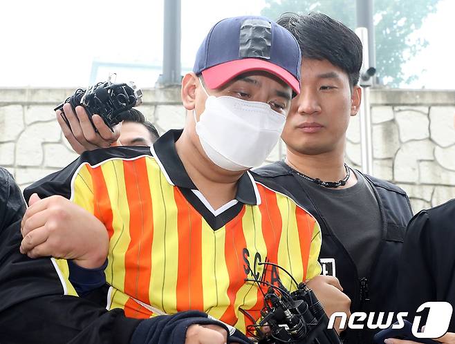 중학생 딸의 친구를 살해하고 야산에 유기한 혐의로 구속된 이모씨가 10일 오후 피의자 조사를 받기 위해 서울 중랑경찰서로 향하고 있다.  2017.10.10/뉴스1 © News1 신웅수 기자