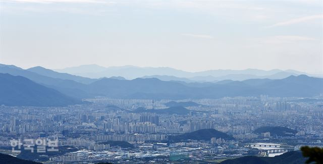 앞쪽 전망대에서는 대구 시내 모습이 펼쳐진다.