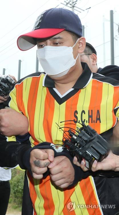 (서울=연합뉴스) 이지은 기자 = 중학생 딸 친구 살해·시신 유기 사건의 피의자 '어금니 아빠' 이 모씨가 10일 오전 조사를 받기 위해 서울 중랑구 중랑경찰서로 들어서고 있다.       jieunlee@yna.co.kr