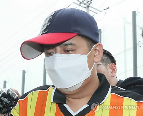 (서울=연합뉴스) 이지은 기자 = 중학생 딸 친구 살해·시신 유기 사건의 피의자 '어금니 아빠' 이모 씨가 10일 오전 조사를 받기 위해 서울 중랑구 중랑경찰서로 들어서고 있다. 2017.10.10        jieunlee@yna.co.kr