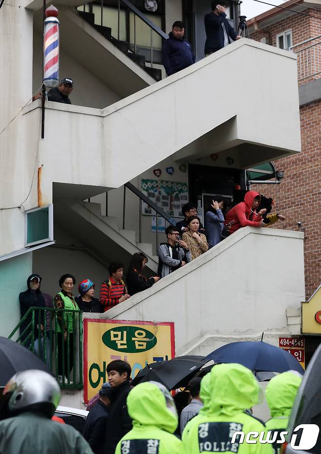 11일 '어금니 아빠' 이모(35)씨의 살인 현장검증이 실시된 서울 중랑구 망우동 자택 앞에서 이웃주민들이 현장검증을 지켜보며 분통을 터트리고 있다.  2017.10.11/뉴스1 © News1 오대일 기자