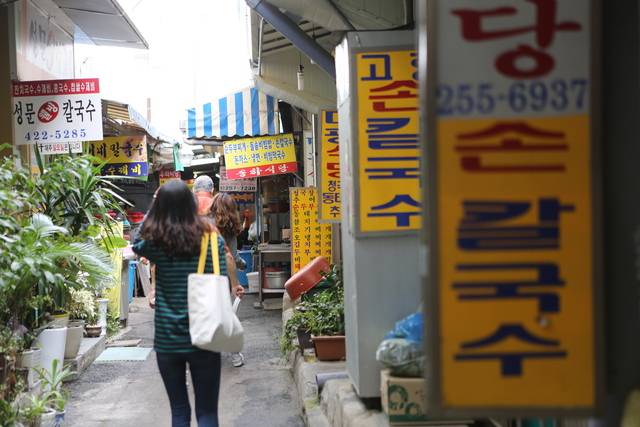 대구 서문시장 칼국수 골목.