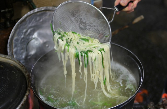 칼국수 삶기.