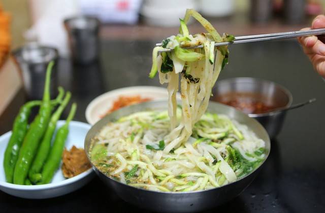 대구 서문시장 ‘합천할매손국수’의 손칼국수.