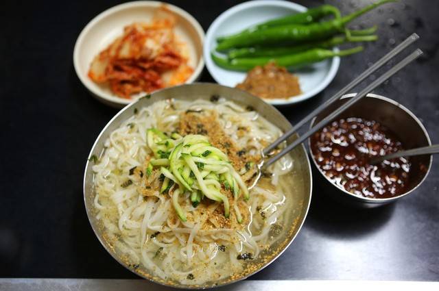 대구 서문시장 ‘합천할매손국수’의 건진국수(칼국수).