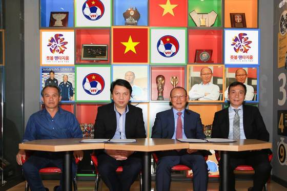 박항서(오른쪽 두번째) 감독이 29일 베트남 축구협회 관계자들과 베트남 대표팀 감독 계약을 체결한 뒤 포즈를 취하고 있다. [연합뉴스]