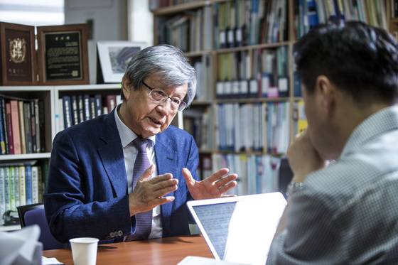 역삼동의 이 명예교수 연구소에는 온갖 역사서들이 서재에 빼곡했다. 대한제국의 역동성을 설명할 때마다 이 명예교수는 구체적인 사료를 함께 풀어냈다.
