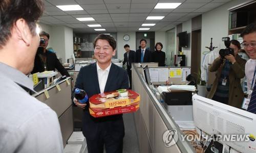 안철수 국민의당 대표가 11일 오후 서울 영등포구 여의도 국회 의원회관에서 하루 앞으로 다가온 국정감사를 준비하는 국민의당 의원실의 보좌진과 비서진들에게 피자를 전달하며 격려하고 있다. [연합뉴스]