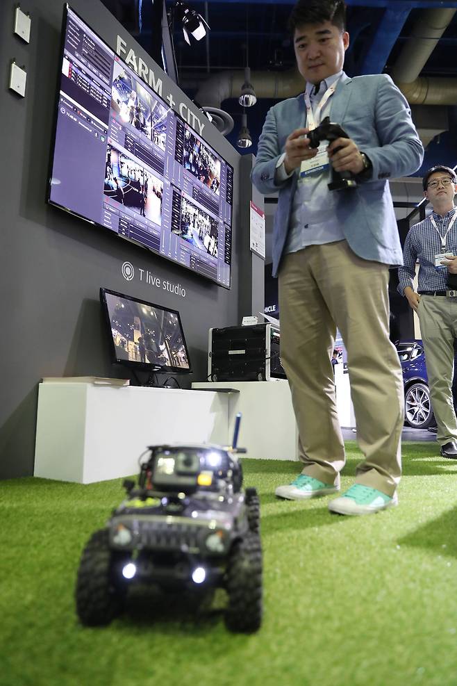 전시 관계자가 SK부스에서 티 라이브 캐스터를 시연하고 있다. 티라이브 캐스터는 촬영중인 영상을 실시간 인코딩을 통해 다양한 스트리밍 서비스로 연결할 수 있는 방송 장비이다. 우상조 기자