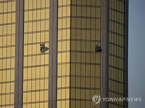 만델레이 베이 호텔의 깨진 창문. 범인은 이 창문으로 호텔 앞 콘서트장에 총기를 난사했다. [AP=연합뉴스]