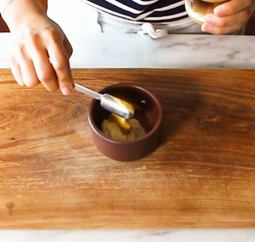 마요네즈와 디종 머스터드를 섞어 소스를 만든다.