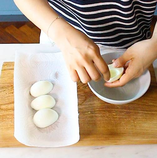 키친 타월을 깔고 계란 흰자를 건져내 물기를 제거한다.