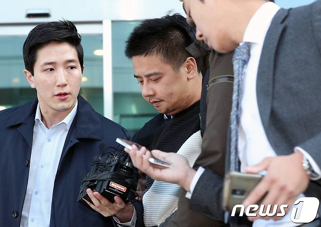 딸의 친구를 살해하고 시신을 유기한 혐의를 받고 있는 '어금니 아빠' 이영학이 13일 오전 서울 중랑경찰서에서 서울북부지검으로 송치되고 있다. 경찰에 따르면 이영학은 피해 여중생 A양(14)에게 수면제를 먹이고 성추행하다가 살해한 것으로 드러났다. 2017.10.13/뉴스1 © News1 신웅수 기자