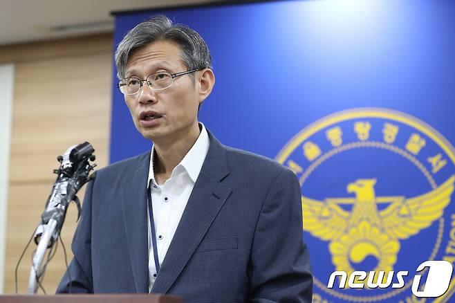 13일 오전 서울 중랑경찰서에서 길우근 형사과장이 '어금니 아빠' 이영학에 대한 수사결과를 브리핑하고 있다. 2017.10.13/뉴스1 © News1 신웅수 기자