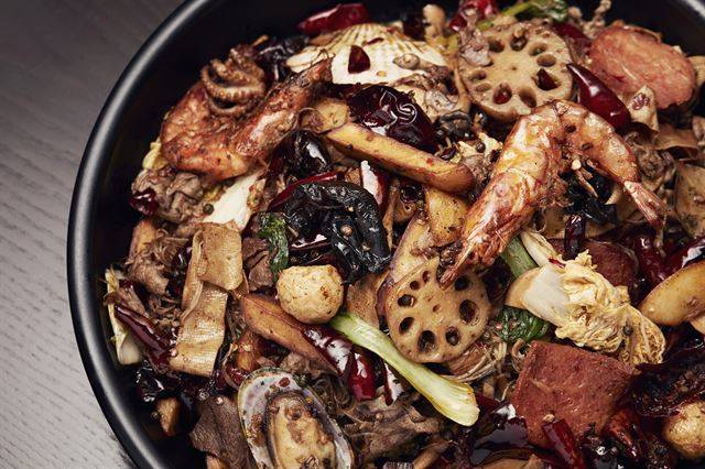 냉장고에 있는 재료라면 무엇이든 넣고 볶는 마라샹궈. 서촌 마라샹궈의 마라샹궈는 고기는 물론 새우와 주꾸미부터 고구마, 연근까지 산해진미를 다 담았다. 강태훈 포토그래퍼