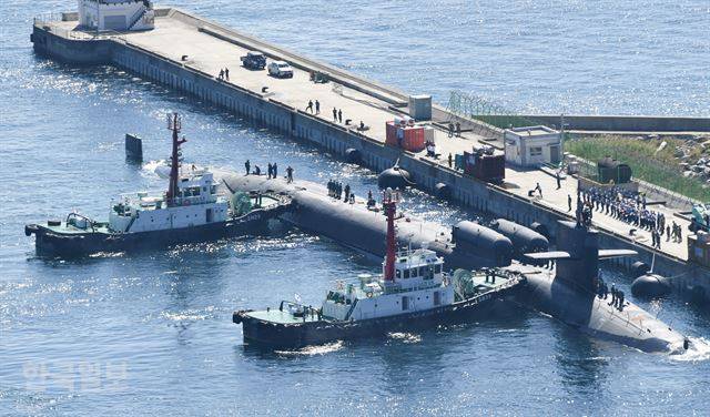 [저작권 한국일보] 미국의 핵추진 잠수함 미시간(SSGN-727)함이 13일 오전 해군작전사령부 부산기지에 입항하고 있다. 길이 170.6 , 폭 12.8 , 배수량 1만9,000톤으로 세계 최대 규모인 이 잠수함에는 사거리 2,000㎞가 넘는 토마호크 미사일 150여발이 실려 있다. 부산=전혜원 기자