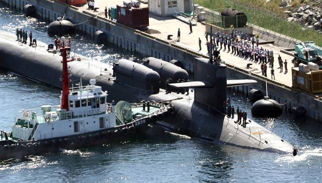 미국의 핵 추진 잠수함 미시간(SSGN 727)이 13일 해군작전사령부 장병의 환영을 받으며 부산기지에 입항하고 있다. 지난 4월 25일 입항 이후 올해 두 번째 부산 방문이다. 오하이오급 잠수함으로 길이 170.6 , 폭 12.8 , 배수량 1만9천t으로 세계 최대 규모인 이 잠수함에는 사거리 2천㎞가 넘는 토마호크 미사일 150여 발이 실려 있다.  부산=연합뉴스