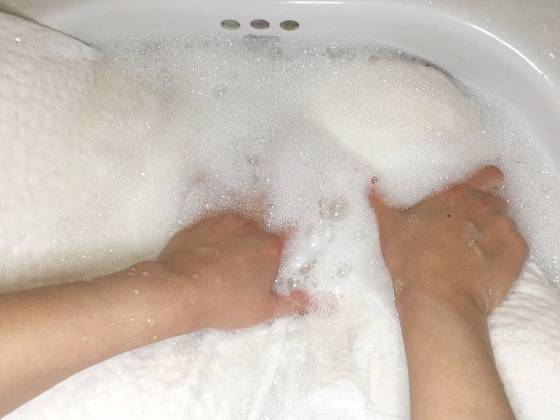 찬물에 메모리폼 베개를 푹 담근 후 샴푸를 넣고 조물조물 주물러 빤다.