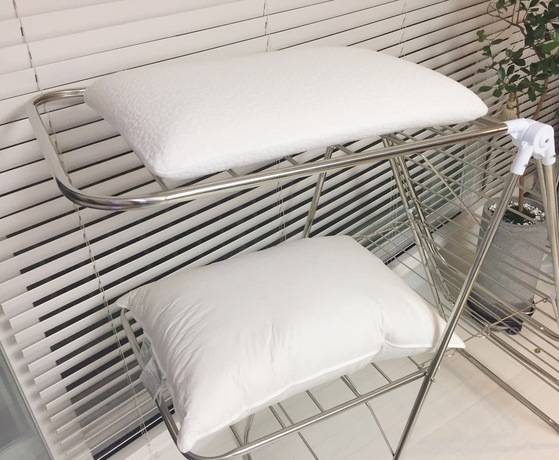 베개를 건조할 때는 위아래가 트인 건조대에 올려 말린다. 놓아둔대로 마르니 축축할 때 손으로 고르게 모양을 잡아야 한다.