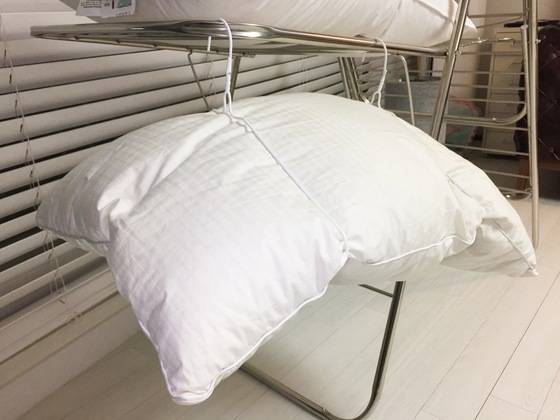 옷걸이 두 개 사이에 껴서 공중에 매달아 놓을 수도 있다.