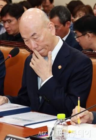 이효성 방송통신위원장이 13일 오전 서울 여의도 국회에서 열린 과학기술정보방송통신위원회 국정감사에 출석해 질문을 받으며 자료를 살펴보고 있다. /사진=이동훈 기자.