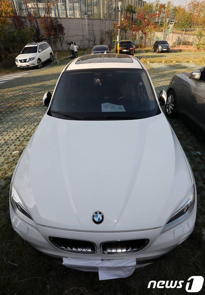 이영학이 중학생 딸의 친구를 살해한 뒤 시신 유기에 사용한 BMW사의 X1 차량이 9일 오후 서울 중랑경찰서 주차장에 세워져있다. 이 차량은 이씨 친형 지인의 명의로 돼있지만 이씨가 자주 차량을 이용한 것으로 보인다. 2017.10.9/뉴스1 © News1 박세연 기자